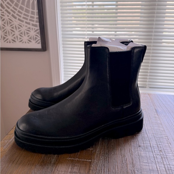 Men's Vince  Leather Lug-Sole Chelsea Boots size 9m - Picture 1 of 6